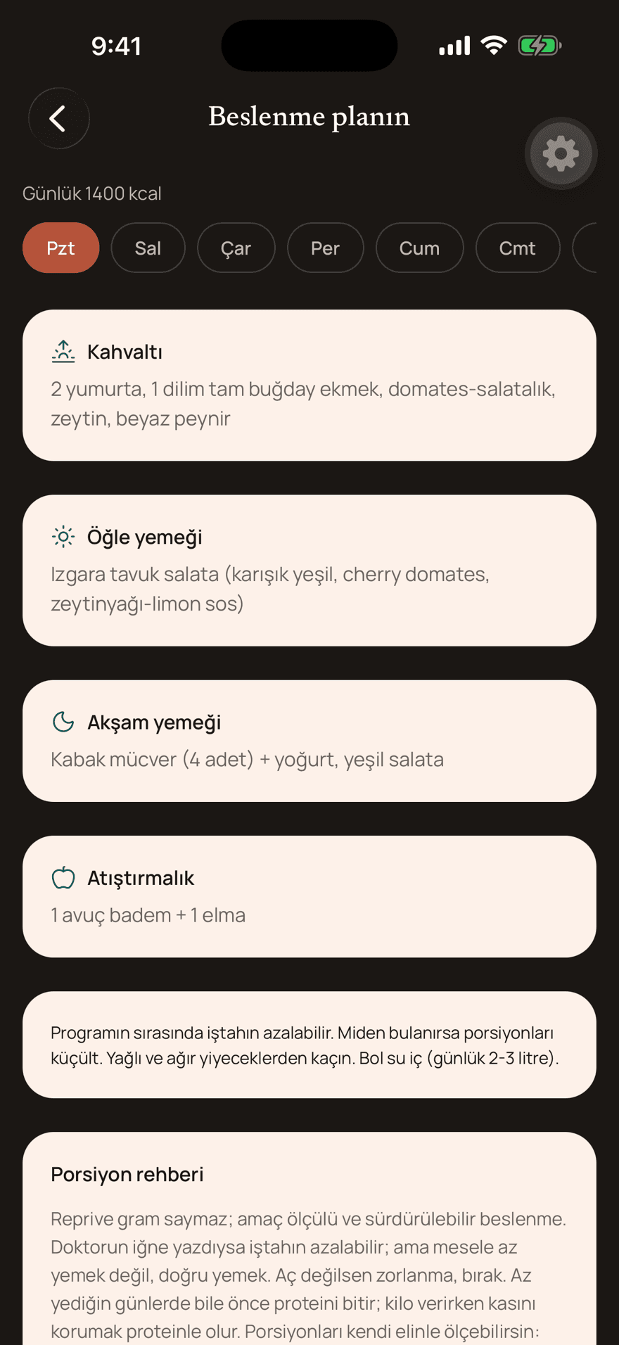 Uygulamadaki beslenme planı ekranı: güne göre kahvaltı, öğle, akşam ve atıştırmalık önerileri ile porsiyon rehberi.